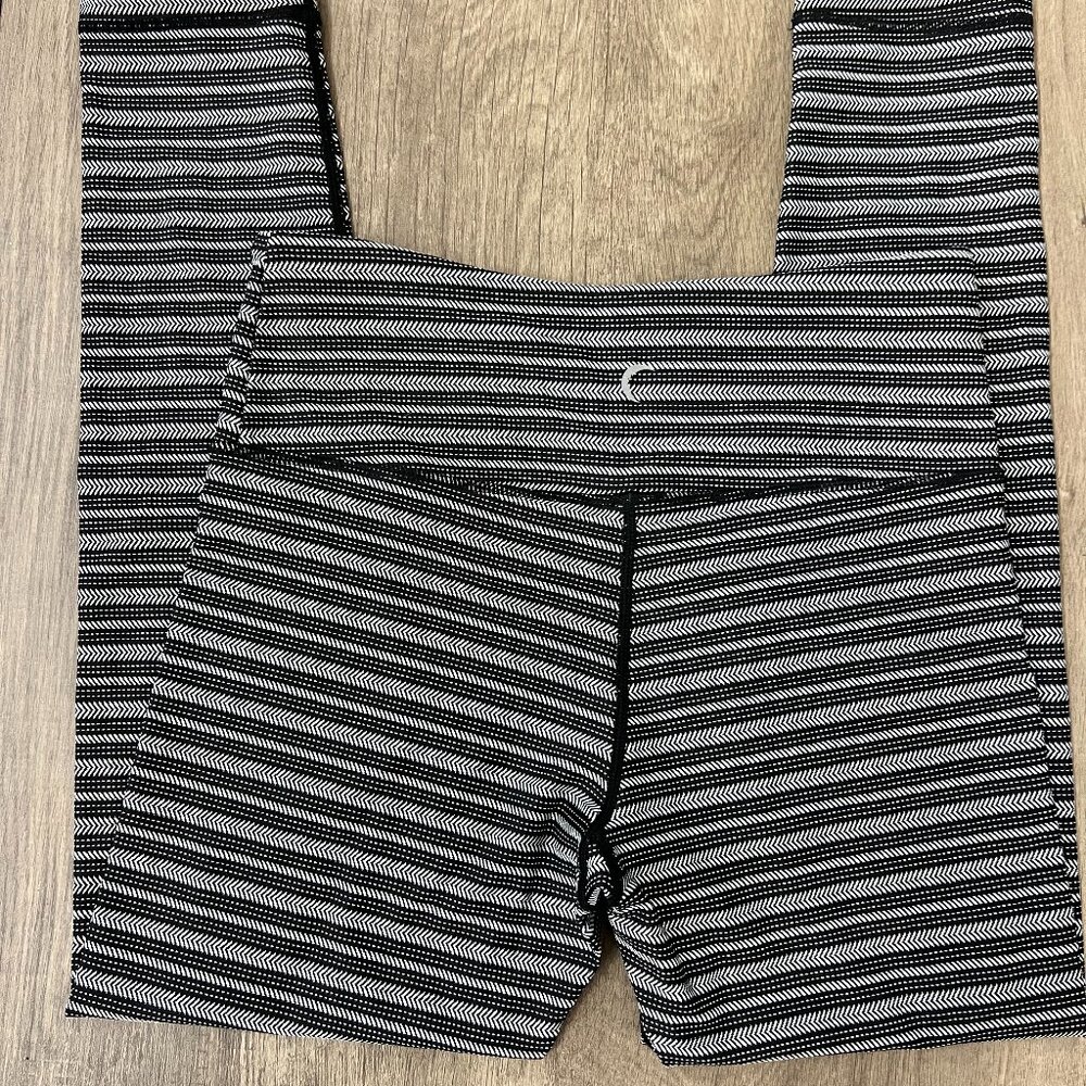 ZYIA Black Aztec Adrenaline 7/8 Leggings - size 4